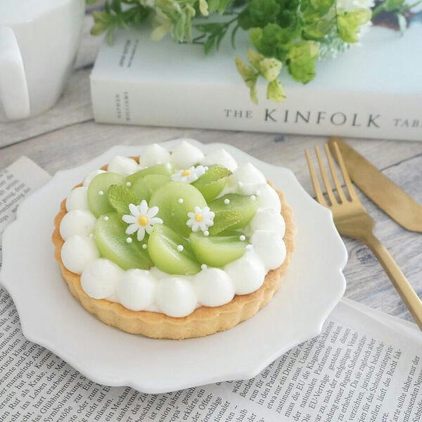 Kiwi Tart - Fresh cut honey soaked kiwi slices topped with a kiwi-lime glaze and handmade candy flowers over a soft bed of honey soaked tart cake.