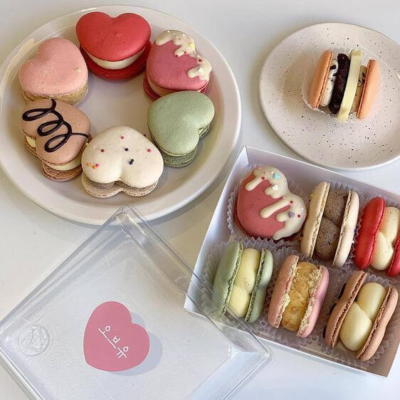 Assorted Macaroons - Fresh macarons made in house in a variety of assorted flavors such as matcha, strawberry, raspberry, cherry, java, vanilla, chocolate, caramel orange cream and lemon.