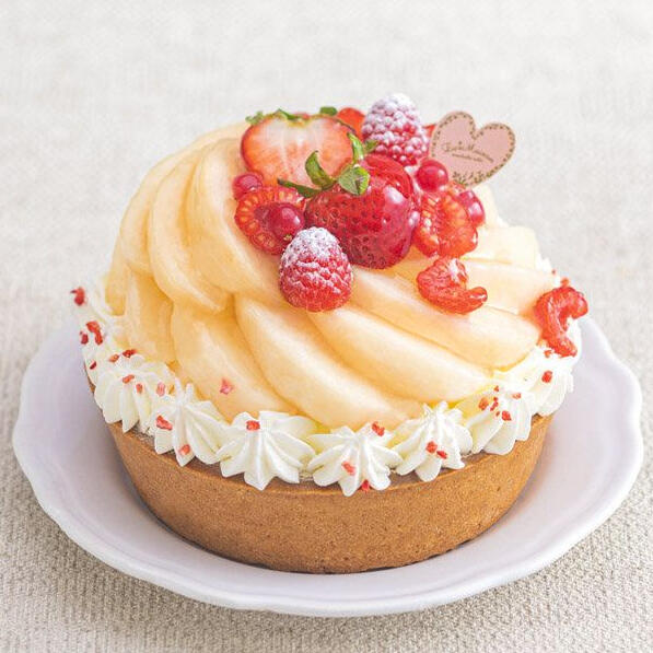 Honey Apple Cupcake - Honey glazed fresh cut apple slices atop house-made whipped cream, decorated with fresh strawberry slices atop a cinnamon cake base.